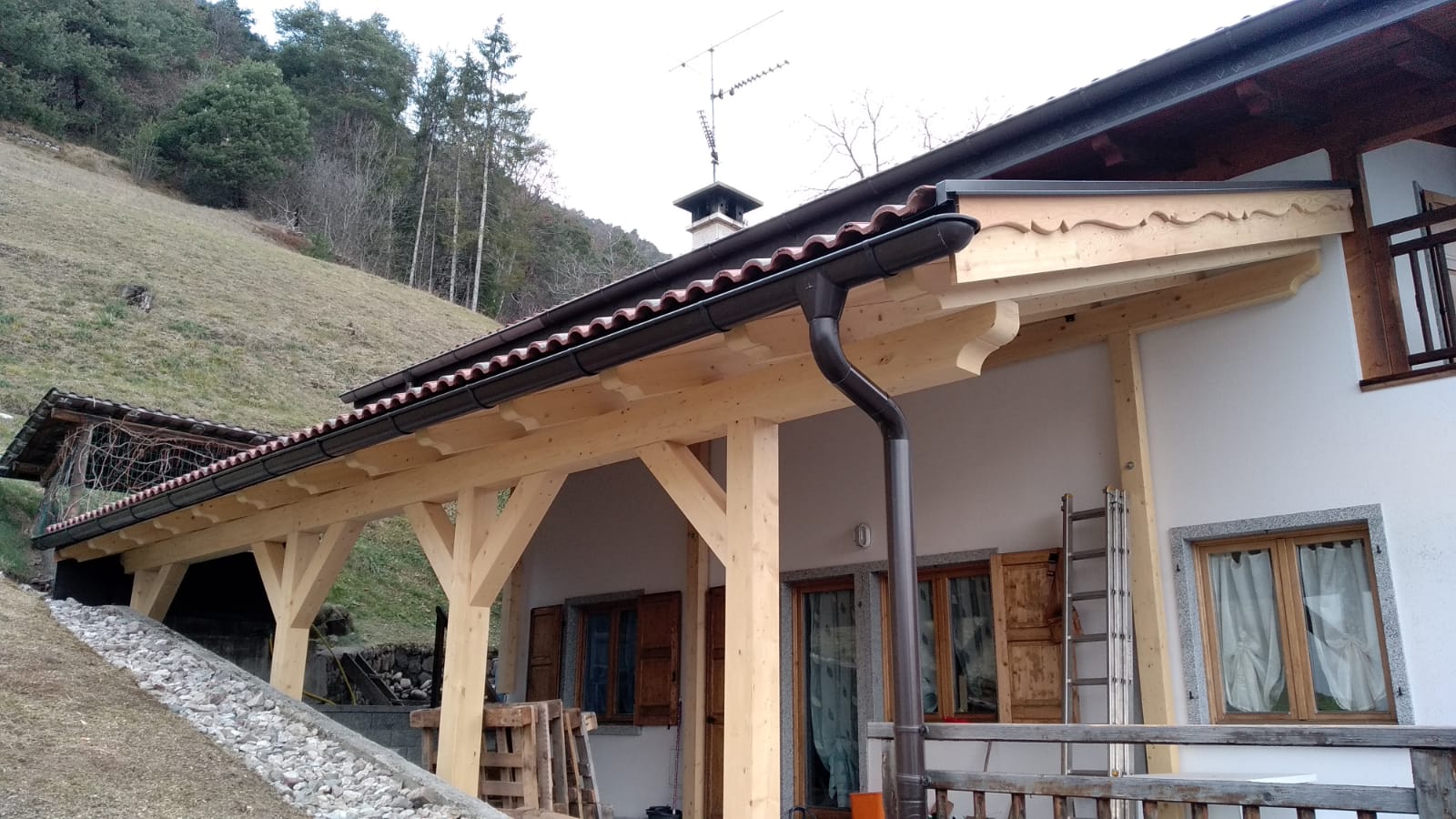 Porticato con finiture intagliate